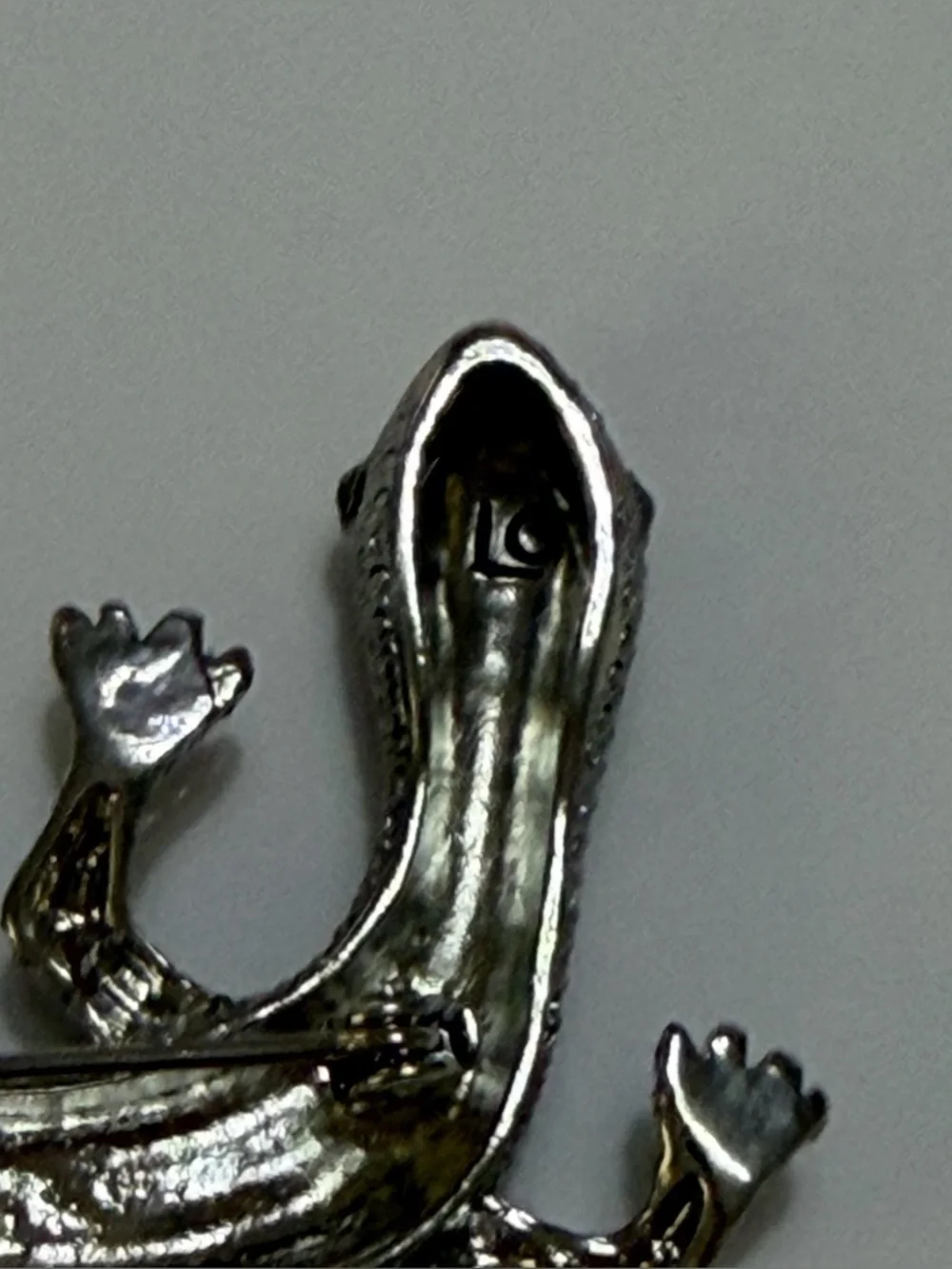 Vintage Liz Claiborne Gecko Lizard Gemstone Silver Toned Brooch Pin